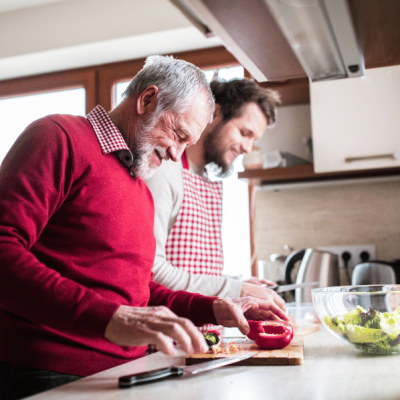 Gemeinsames Essen am gedeckten Tisch in der Tagespflege