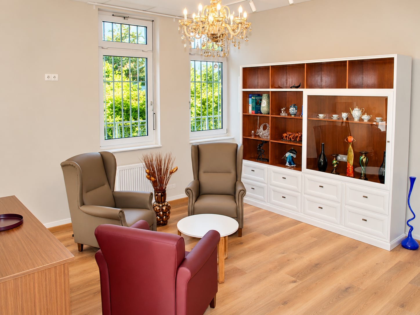 elegantes wohnzimmer mit kristallleuchter
