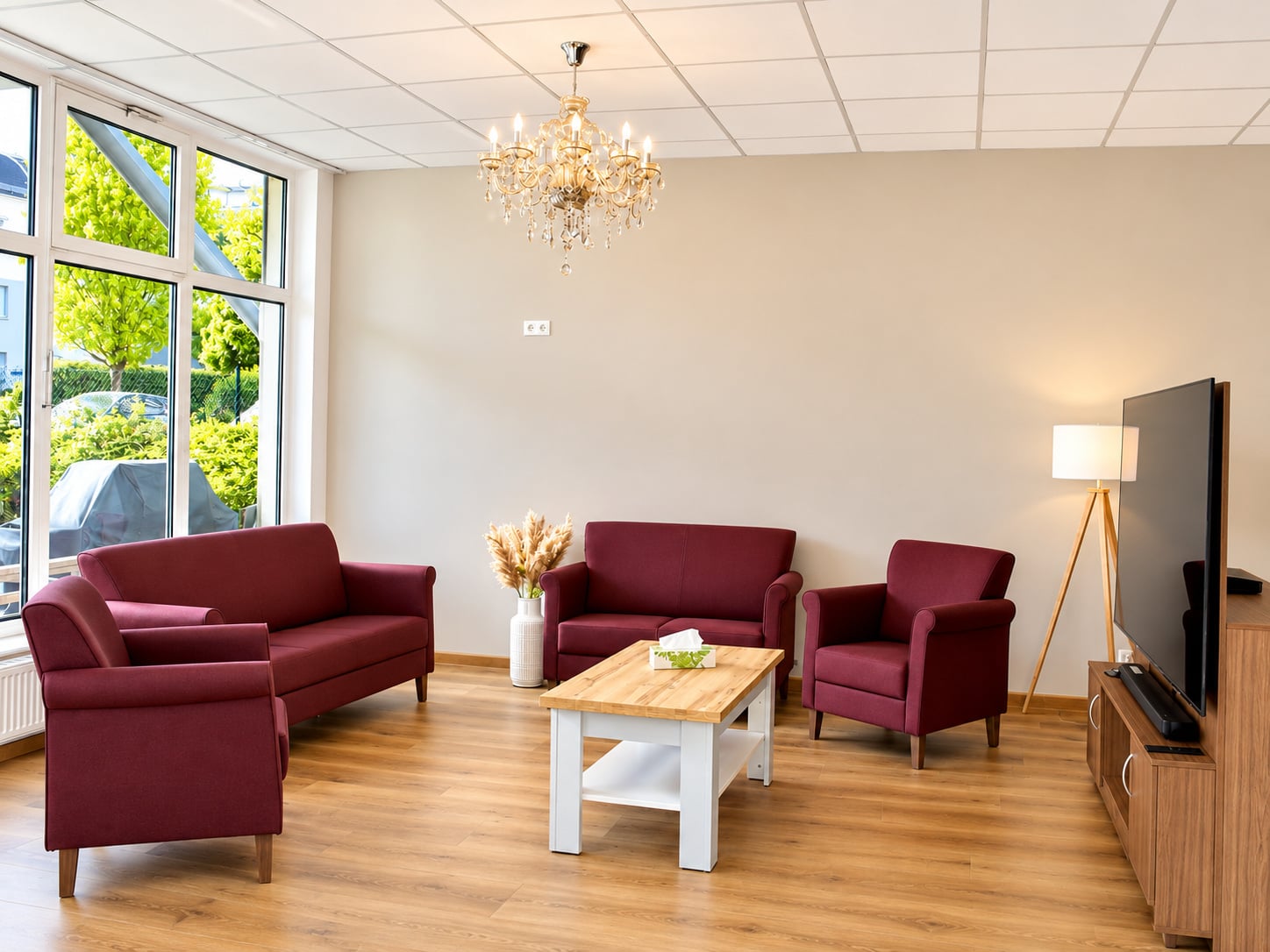 heller moderner wohnraum mit burgunderm beln