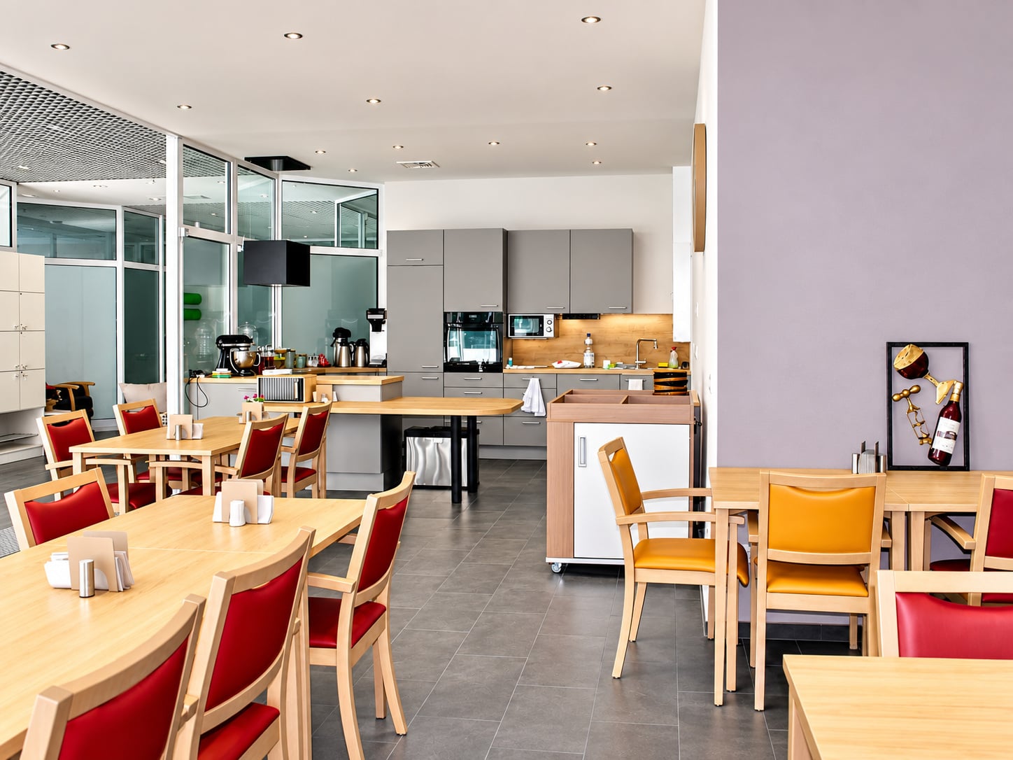 moderne cafeteria mit kaffeestation
