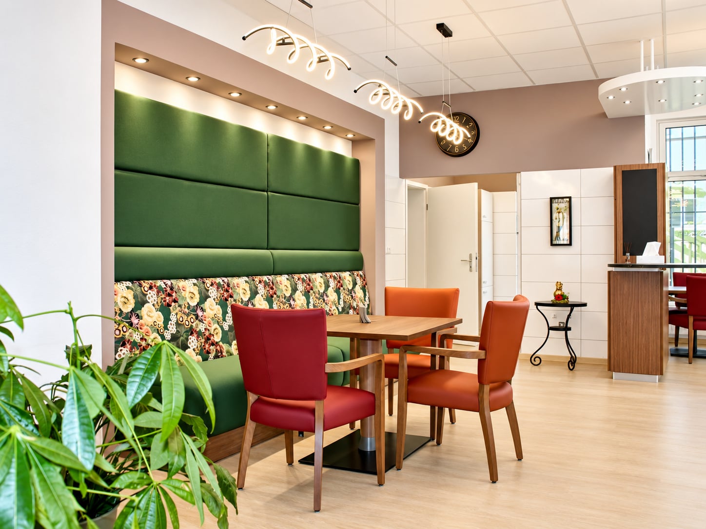 moderne lounge mit gr ner polsterbank