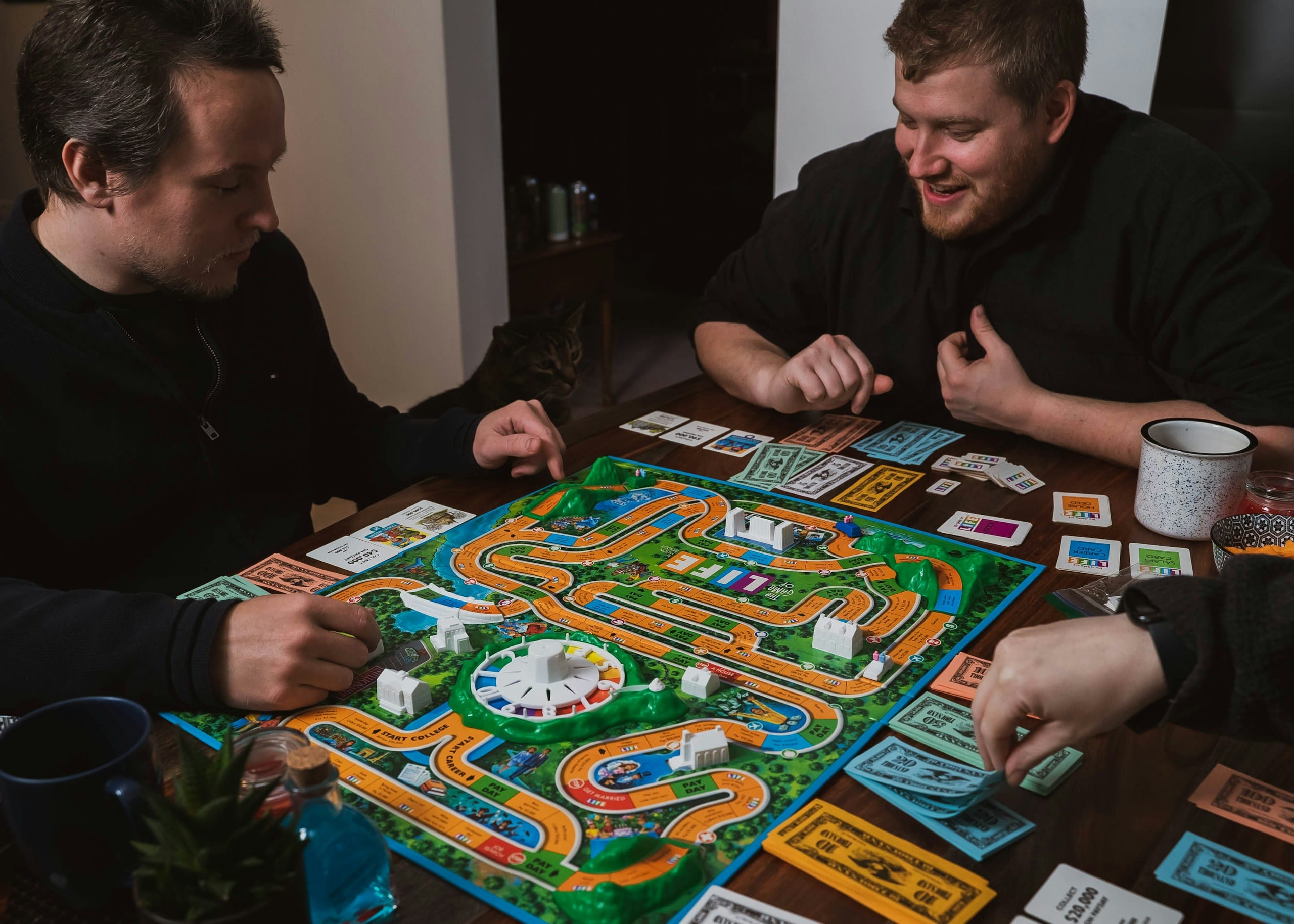 Seniorinnen und Senioren spielen gemeinsam ein Brettspiel am Tisch